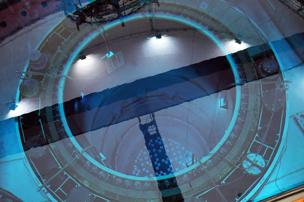 L'image montre une piscine de refroidissement d'une centrale nucléaire.