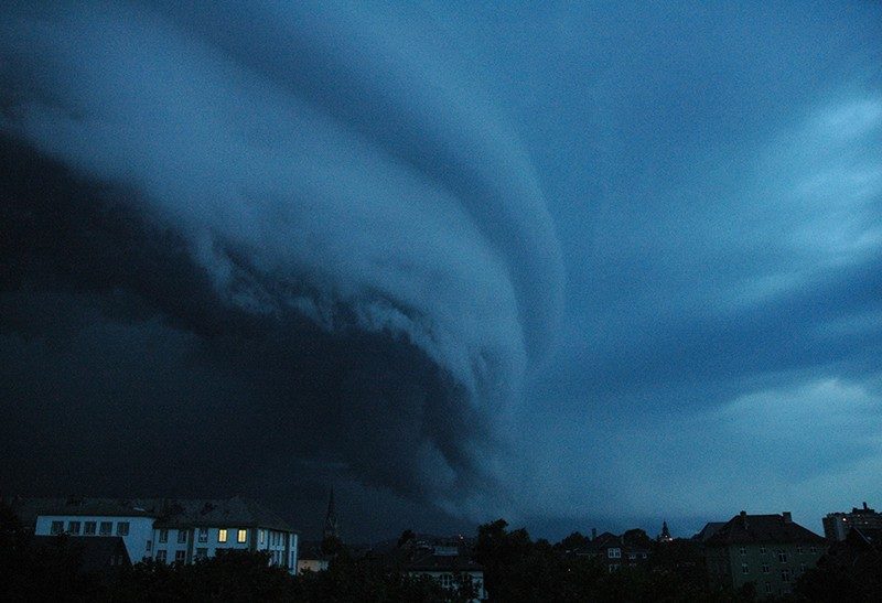 L'immagine mostra un cielo dove si sta formando una tempesta.