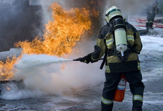 Pompiere impegnato nello spegnimento di un incendio