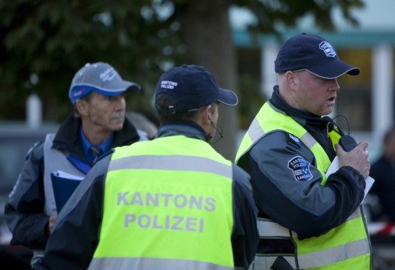 Agenti di polizia durante un intervento